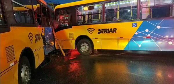 Acidente entre dois ônibus deixa 15 feridos em Araucária
