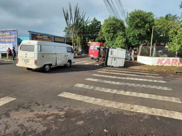 Acidente no centro de Arapongas deixa dois feridos
