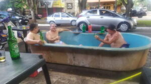 Amigos colocam piscina em Avenida de Maringá e viraliza