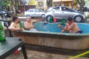 Amigos colocam piscina em Avenida de Maringá e viraliza