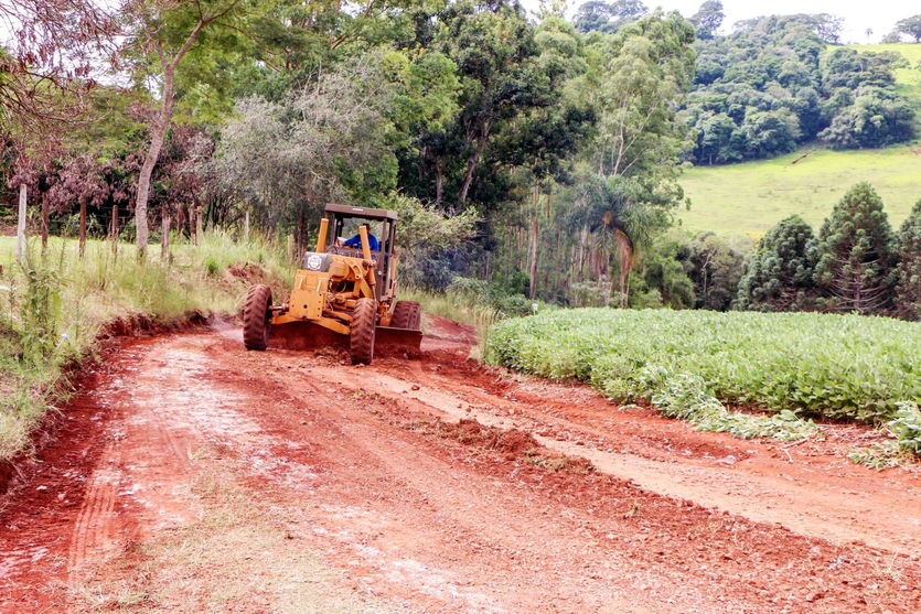Apucarana recupera estrada na região do Rio do Cerne