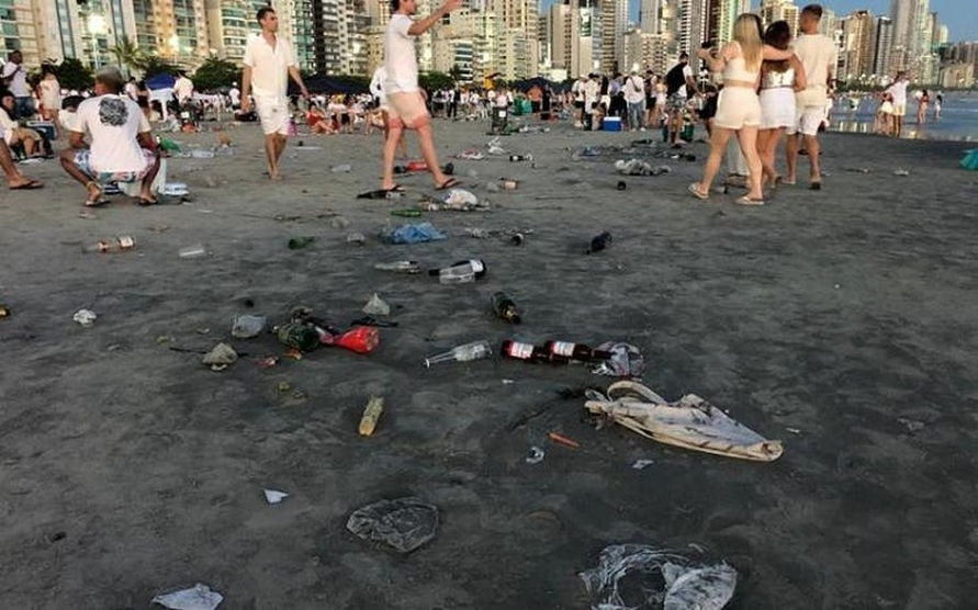 Balneário Camboriú tem rastro de lixo na praia após festa