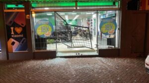 Bandidos invadem loja de informatica com carro em  00567162 0 202201110744 md