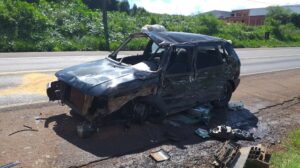Batida envolvendo Fiat Uno e Caminhão na cidade de Califórnia, deixa feridos