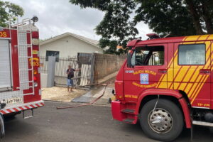 Bombeiros combatem incêndio em residência de Arapongas