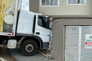 Caminhão atinge muro de casa no Jd. Interlagos, em Apucarana