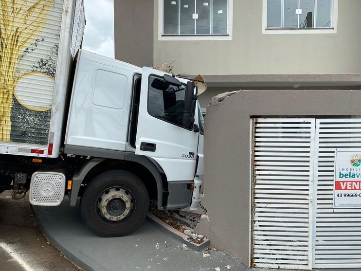 Caminhão atinge muro de casa no Jd. Interlagos, em Apucarana