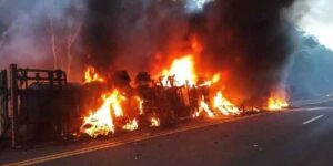 Caminhão pega fogo após colisão e homem morre carbonizado na BR 277