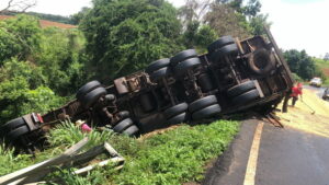 Caminhoneiro fica ferido em capotamento na PR 444