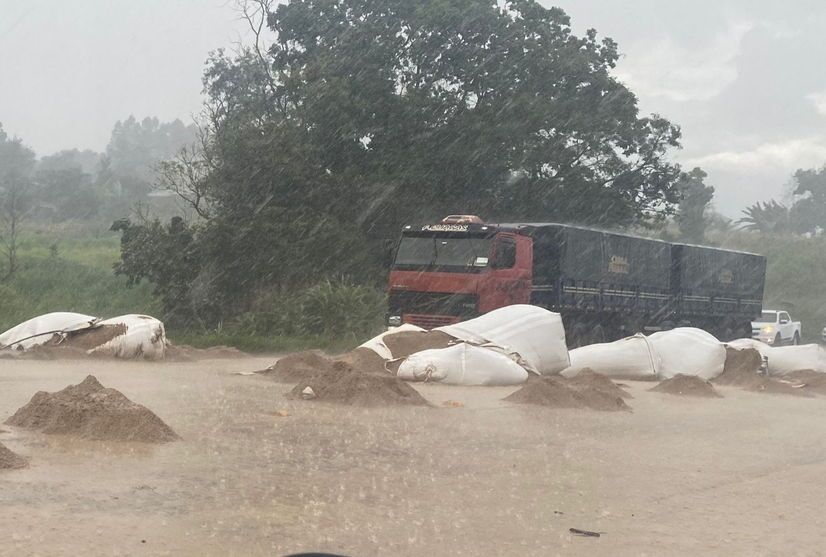 Carga cai de caminhão e complica trânsito na PR 444