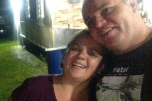 Casal em motocicleta morre após ser atingido por raio