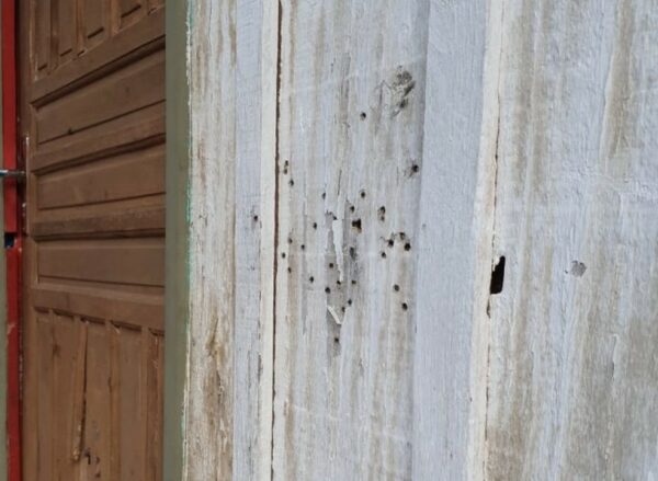 Criança de 5 anos é baleada após homens atirarem contra a casa da família