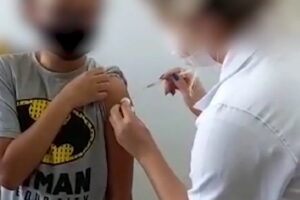 Enfermeira injeta seringa, mas não aplica vacina em criança