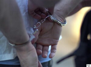 Homem foge de viatura depois de ser preso, mas é recapturado