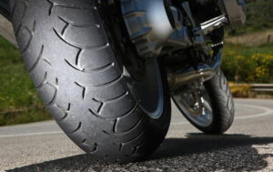 Homens são presos com motos furtadas em oficina de Arapongas