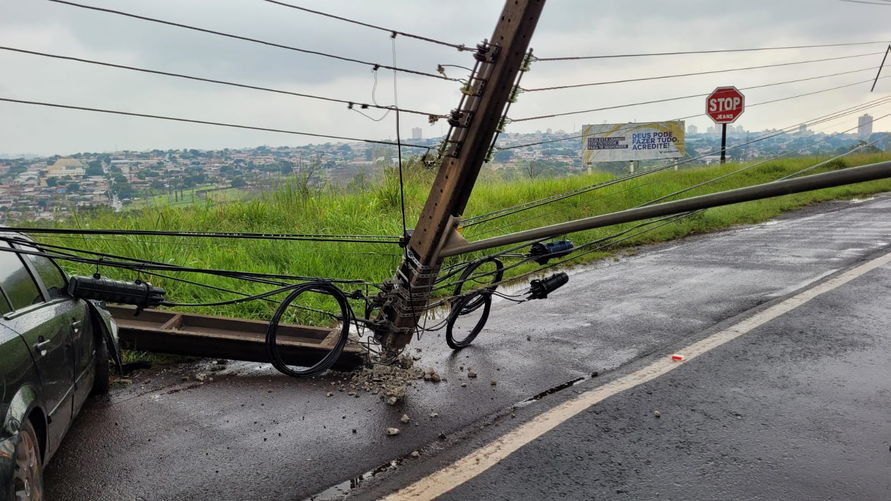 Imagem ilustrativa da notícia Motorista derruba poste de energia elétrica na Av. Brasil