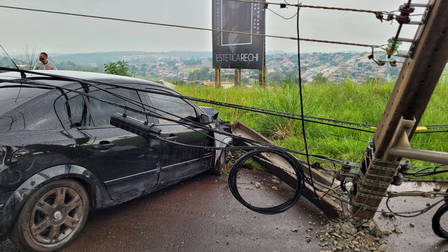 Motorista derruba poste de energia elétrica na Av. Brasil