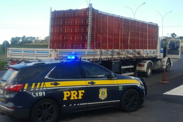 Motorista foge e abandona carreta lotada de cigarros no posto da PRF em Mandaguari
