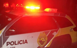 Mulher bate em carro da Prefeitura e foge do local