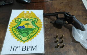 Mulher é detida por posse ilegal de arma de fogo