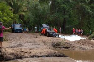Pai, mãe e filhos morrem após carro cair em rio