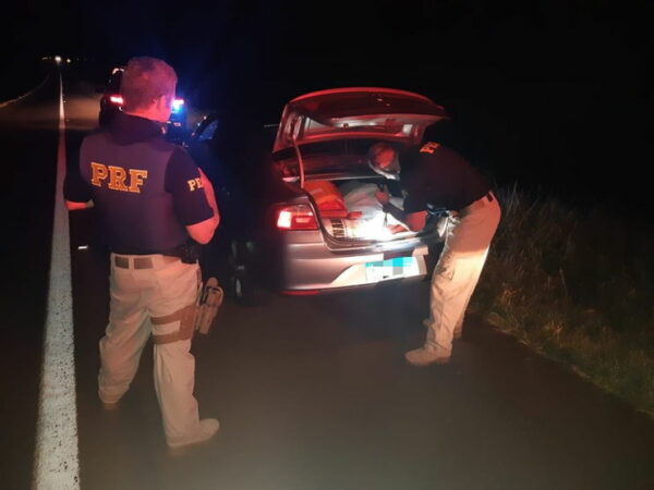 PRF apreende 153 quilos de maconha em carro roubado no PR