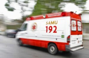 Após desentendimento, jovem sai do carro e é atropelada pelo namorado