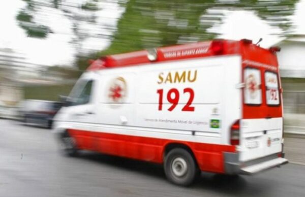 Após desentendimento, jovem sai do carro e é atropelada pelo namorado
