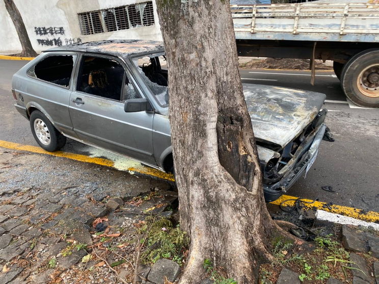 Susto: Motor de carro pega fogo em Apucarana