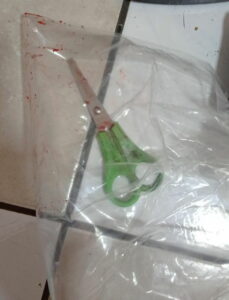 A tesoura, usada pelo homem para golpear a mãe, no interior do hospital