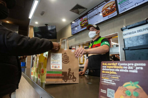 Restaurantes criam delivery próprio para fugir da dependência do iFood