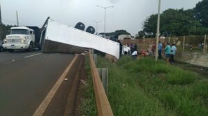 Caminhão tomba na BR-369 em Aricanduva nesta terça-feira
