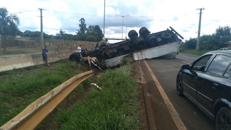 Caminhão tomba na BR 369 em Aricanduva nesta terça feira