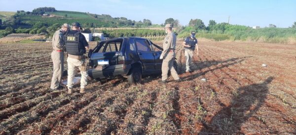 Carro de Jandaia do Sul capota na BR 376 em Apucarana; veja