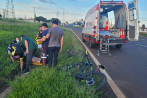 Ciclista é atropelada por carro na BR 369, em Apucarana