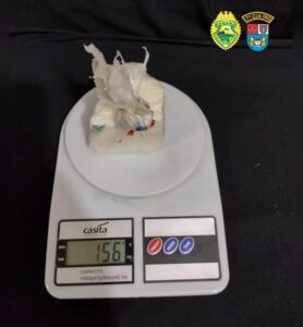 Polícia Militar de Arapongas prende 02 homens por tráfico e 01 mulher por associação a este crime
