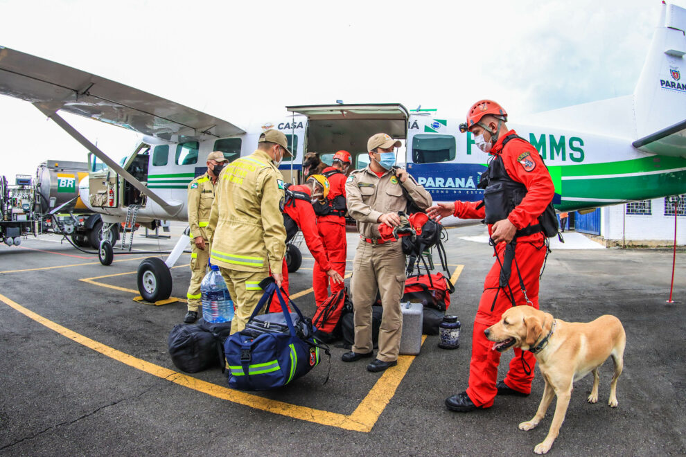 Governo do Paraná envia 10 bombeiros e quatro cães para buscas a desaparecidos em Petrópolis