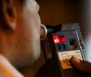 Homem embriagado provoca acidente e é preso em Arapongas