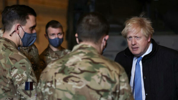 Rússia planeja maior guerra na Europa desde 1945, diz Boris Johnson