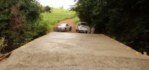 Programa de alargamento das pontes de estradas rurais foi iniciado e estruturação da primeira ponte que passa pelo rio Cambará já está pronta