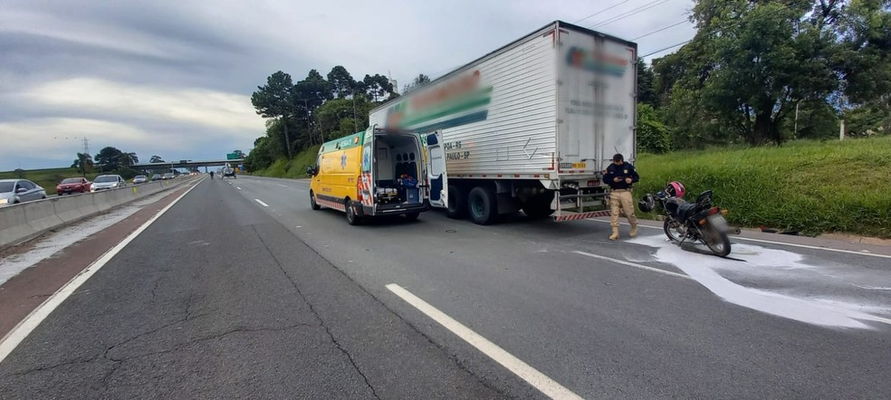 Motociclista morre após bater em caminhão na BR 376