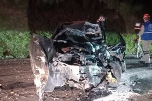 Motorista de carro morre após bater de frente com caminhão