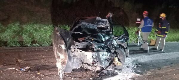 Motorista de carro morre após bater de frente com caminhão
