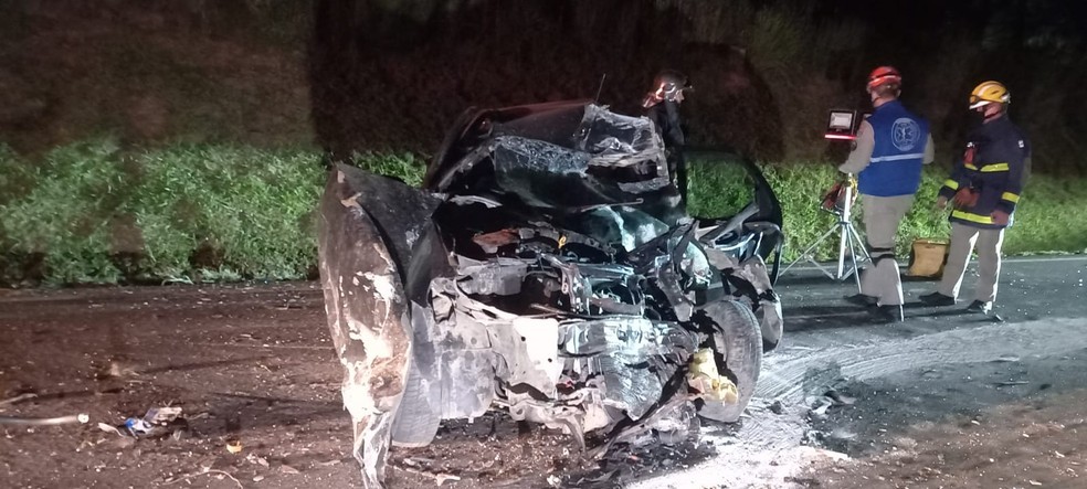 Motorista de carro morre após bater de frente com caminhão