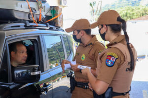 Orientações de segurança são feitas durante campanha educativa “Sou amigo da Polícia Militar” em postos de combustíveis e módulos móveis