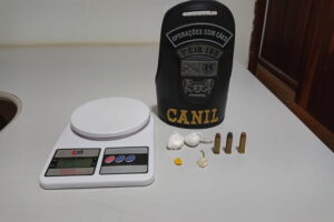 PM de Arapongas apreende cocaína, munições e prende homem