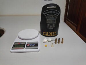 PM de Arapongas apreende cocaína, munições e prende homem