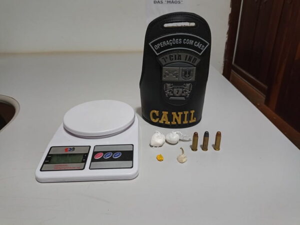 PM de Arapongas apreende cocaína, munições e prende homem