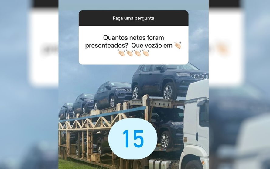 Prefeito realiza sonho ao dar carros de luxo aos netos