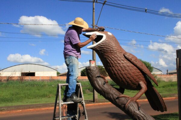 Nova escultura de pássaro é finalizada: o Rouxinol sentido Zona Sul